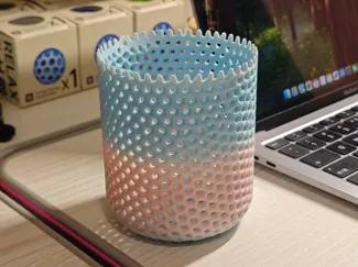 洞洞笔筒 Perforated Pen Holder