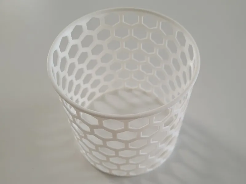 Pen holder with a honeycomb pattern