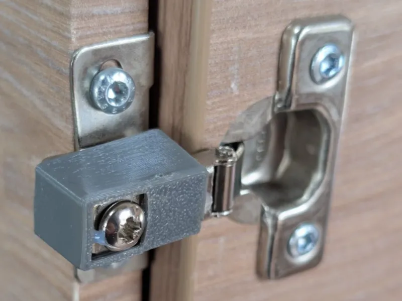 Knaus 580QS Abdeckung Türscharnier