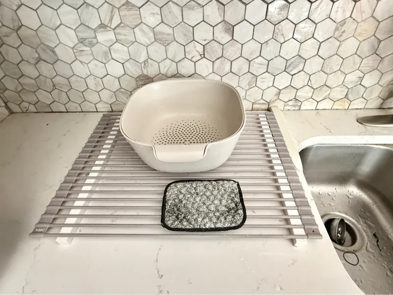Roll-Up Kitchen Dish Drying Rack Riser