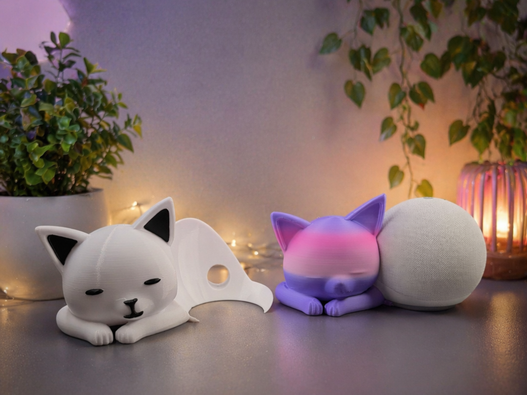 Süße kleine Katze mit Echo Dot 4/5 u. HomePod mini