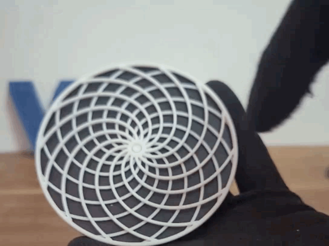 Kinetic Moire pattern coaster / fidget
