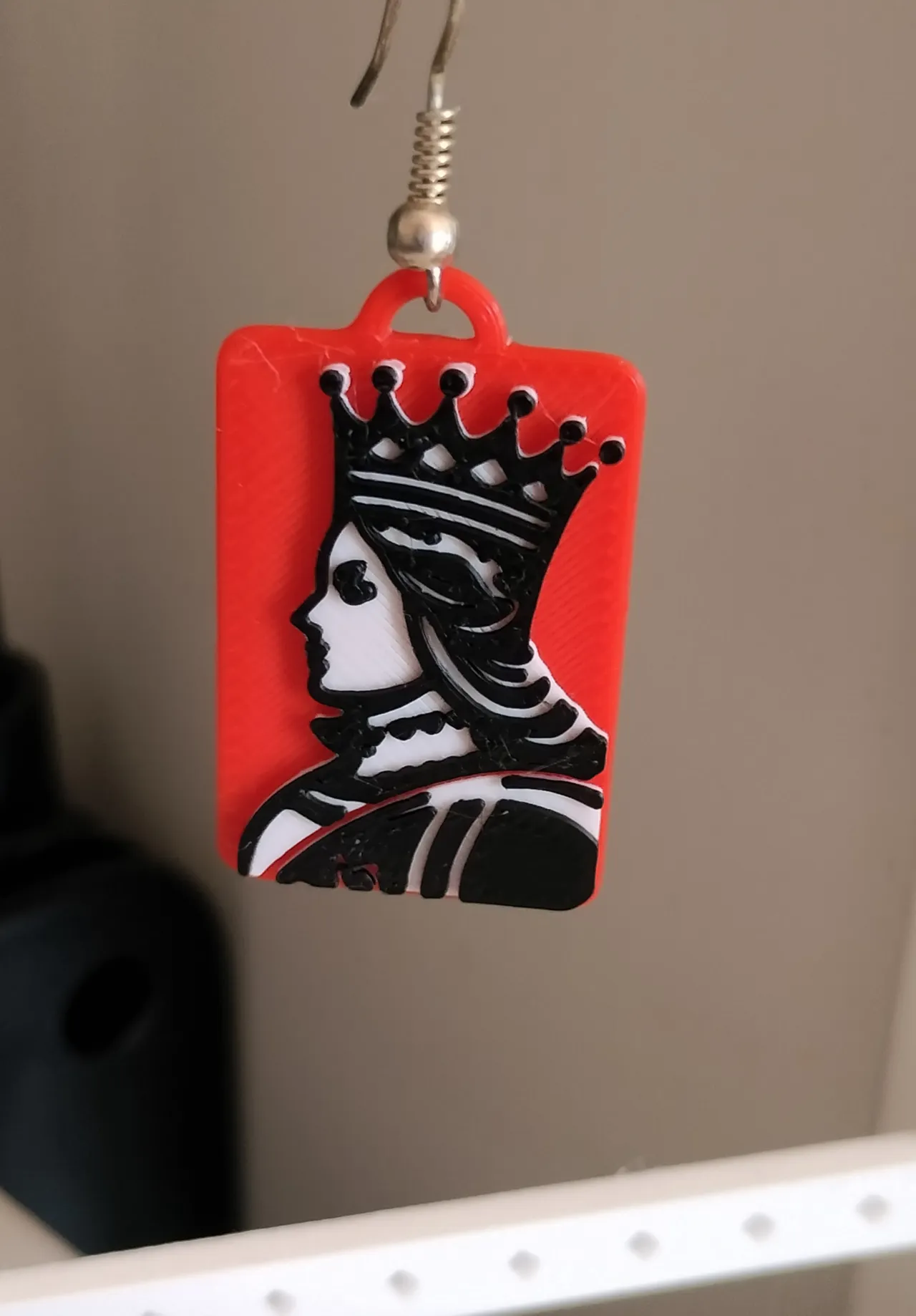 Queen card earrings view 2