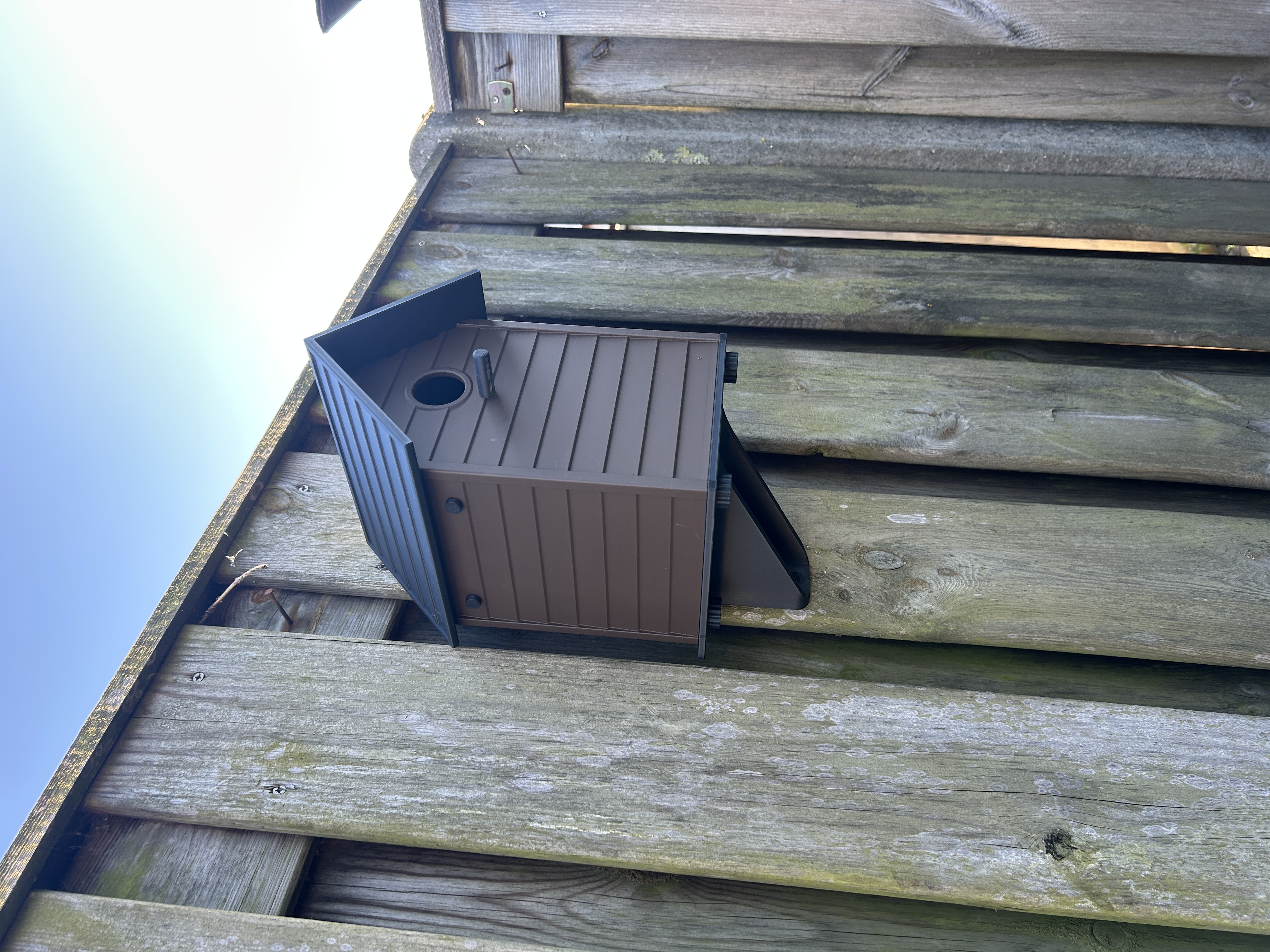Miniatura 1 do modelo 3D Classic birdhouse with mounting bracket.