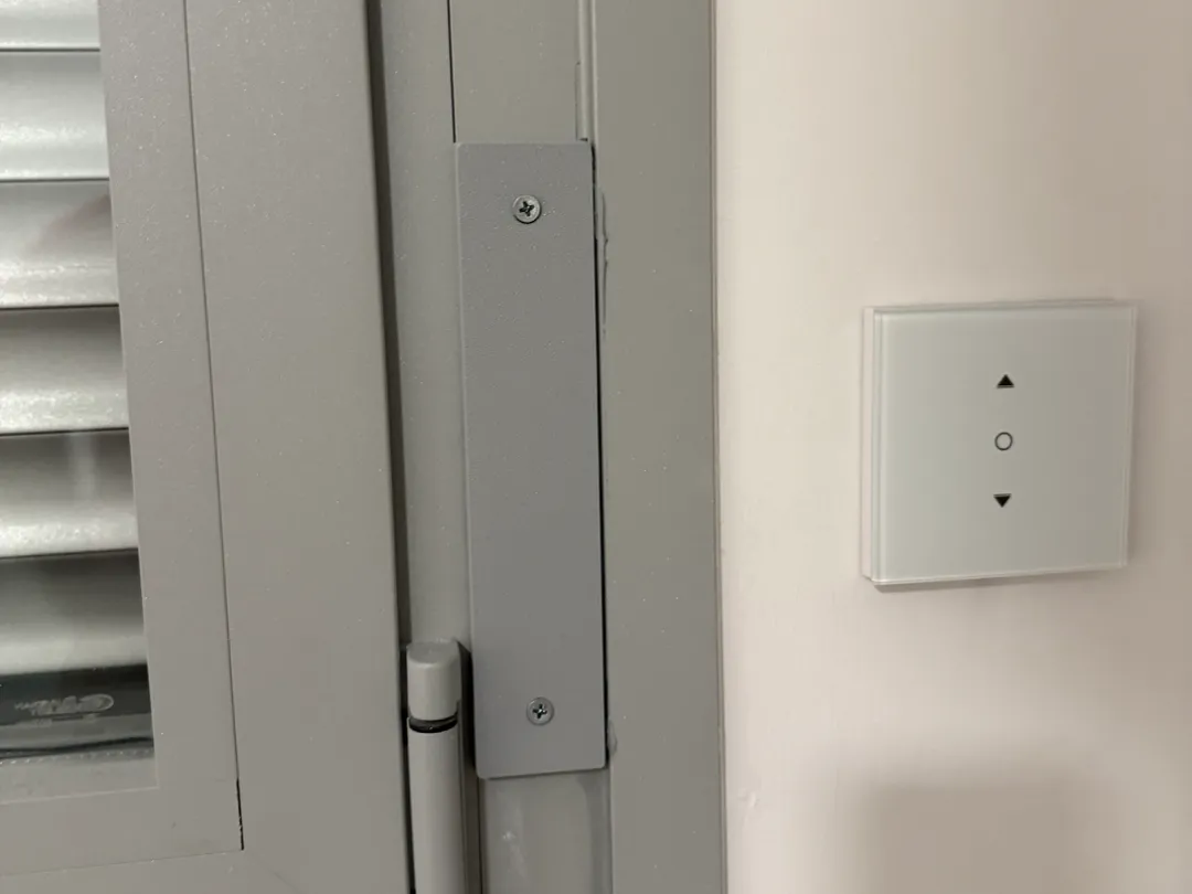 Cache pour sangle de volet roulant motorisé