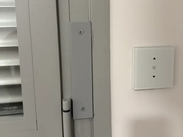 Cache pour sangle de volet roulant motorisé