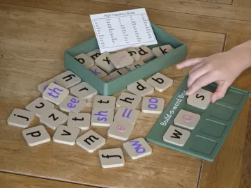 Caja o estuche: Build-a-word Box phonics tiles — vista de referencia 3