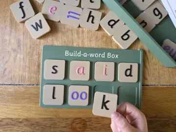 Caja o estuche: Build-a-word Box phonics tiles — vista de referencia 4