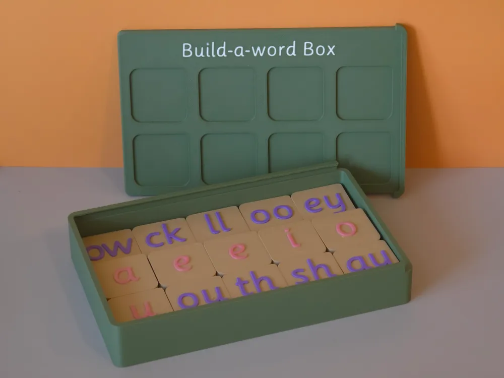 Caja o estuche: Build-a-word Box phonics tiles. Referencia del modelo original.