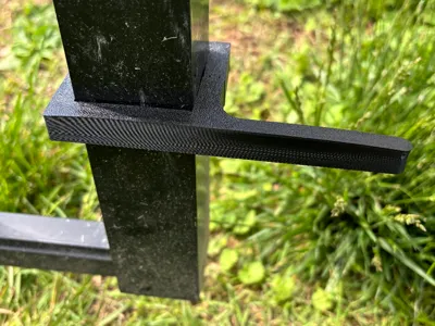 Vibration-Reducing Gate Mount