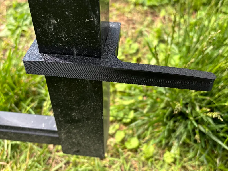 Vibration-Reducing Gate Mount