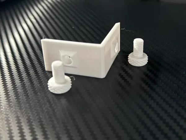 Équerre de serrage pour panneaux fins
