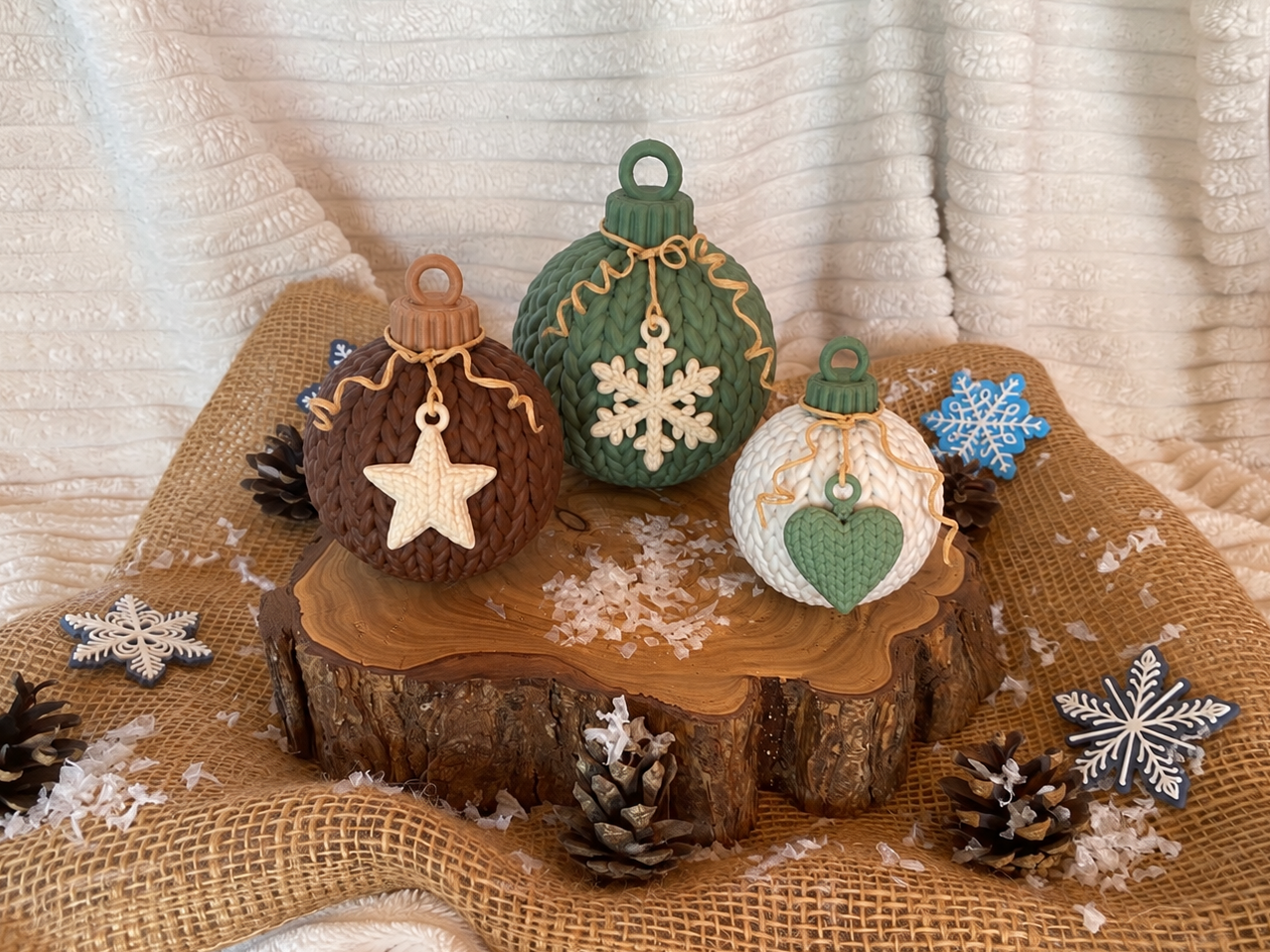 Gestrickte Weihnachtskugel 3 Größen mit Anhänger - 1