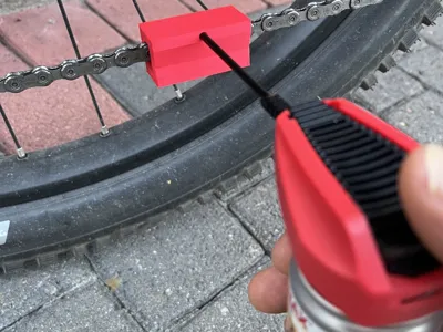 Bicycle chain lubrication/cleaning tool