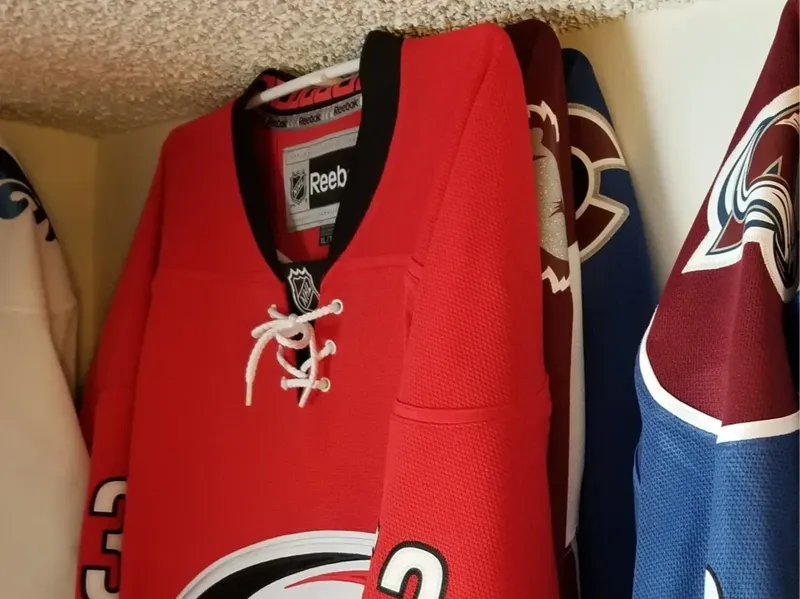 Hockey jersey hanger wall bracket (4 jerseys)