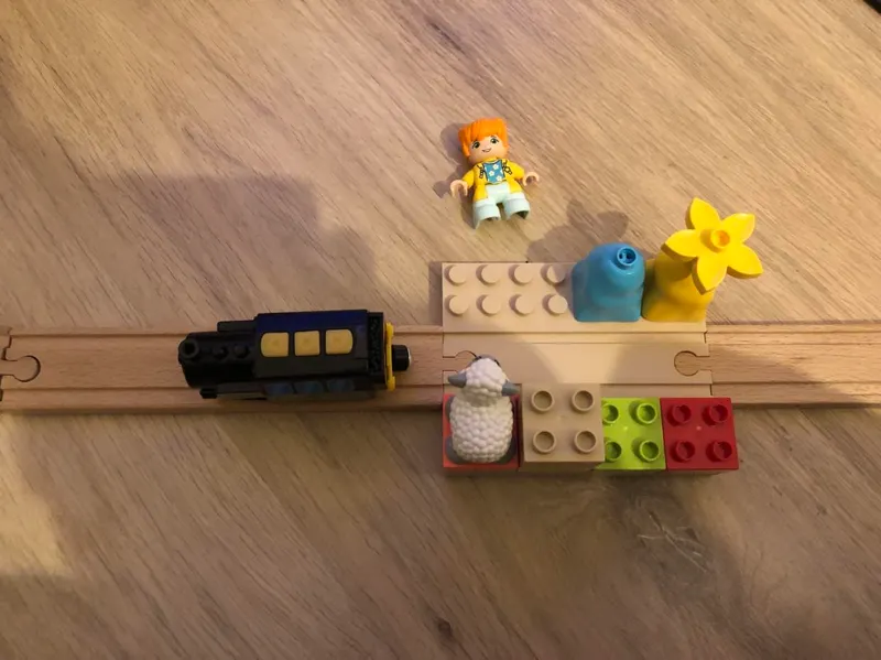 Wooden railway block platform (Duplo compactible)