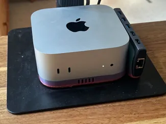 Mac mini stand with USB hub mount
