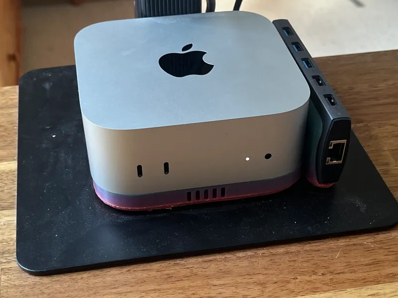 Mac mini stand with USB hub mount