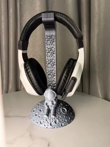 Soporte para celular: Headphone Stand – Astronaut on the Moon — vista de referencia 3