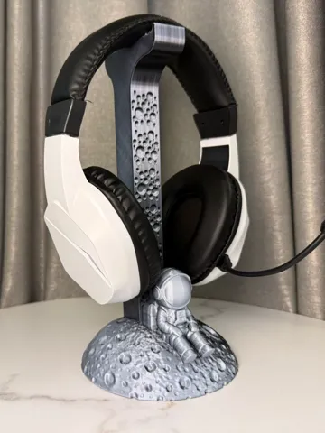 Soporte para celular: Headphone Stand – Astronaut on the Moon — vista de referencia 2