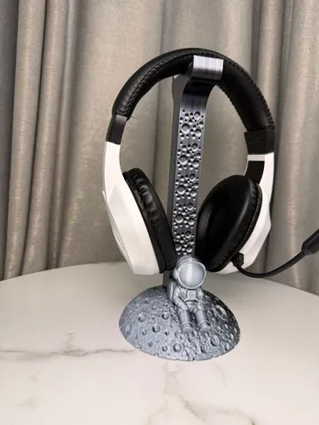 Soporte para celular: Headphone Stand – Astronaut on the Moon — vista de referencia 4