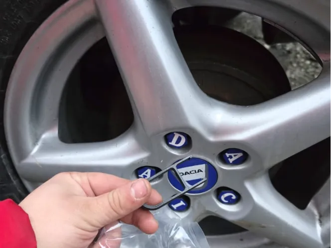 Dacia Wheel Nut Cap 17mm and the removal tool