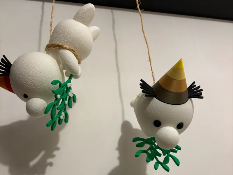 Cute hanging snowman + mistletoe | Efteling Pjotr