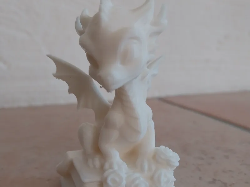 Drache der auf Bücher sitzt 