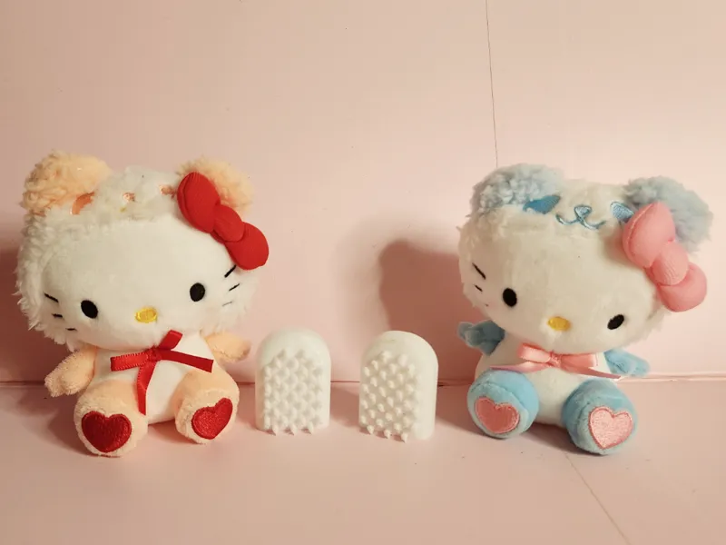 Finger cat brush 