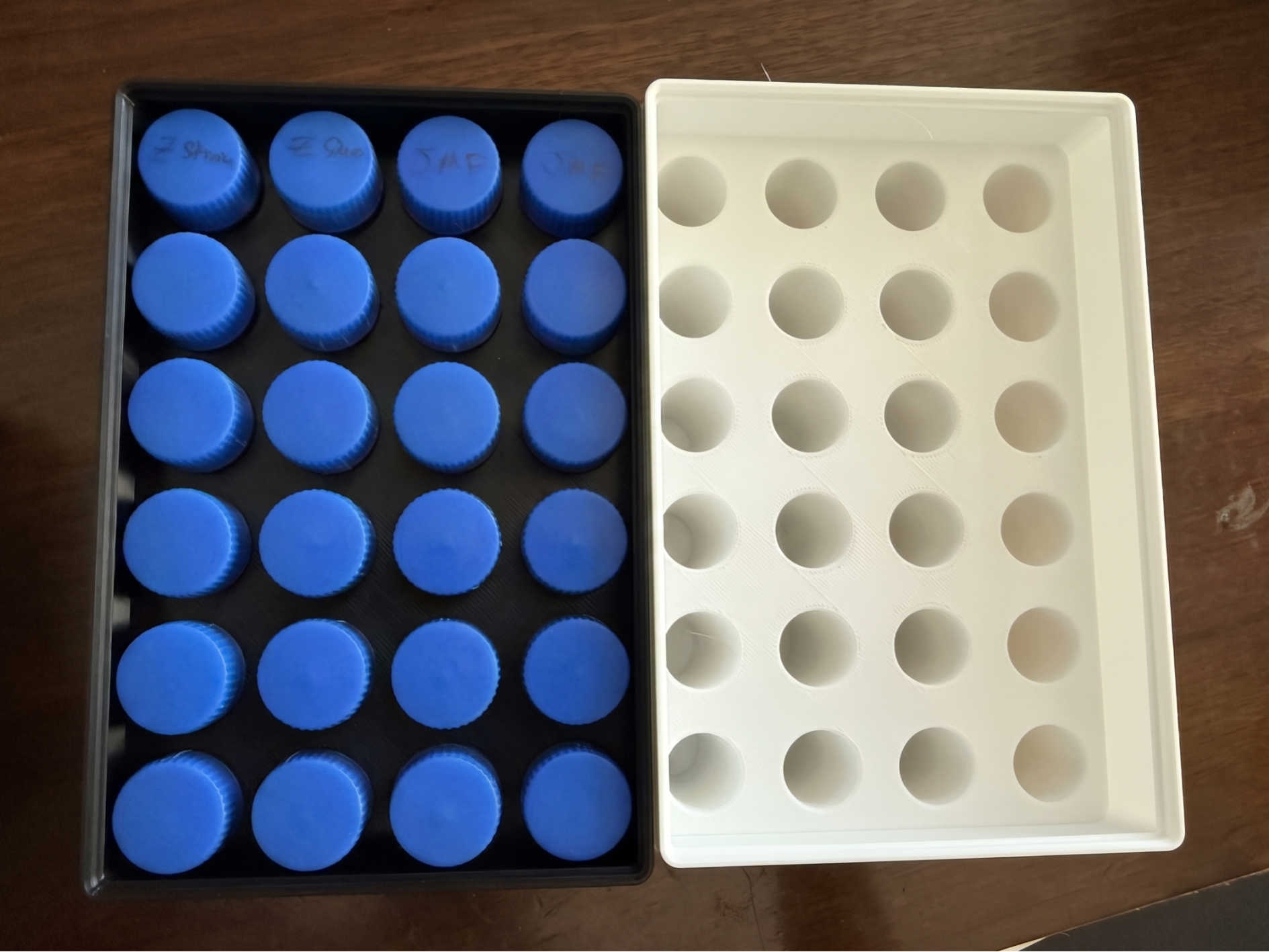 Stackable 5mL test tube holder with lid