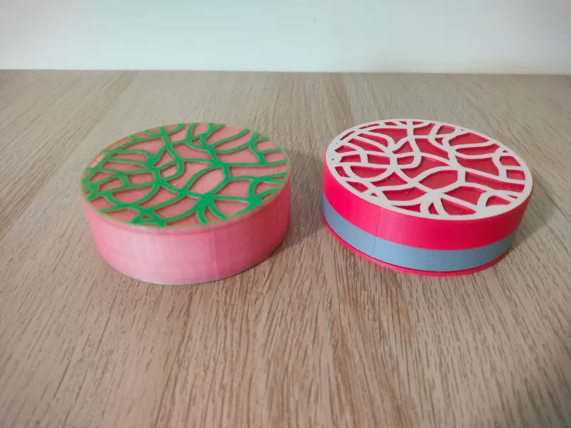 Round box with twist lock