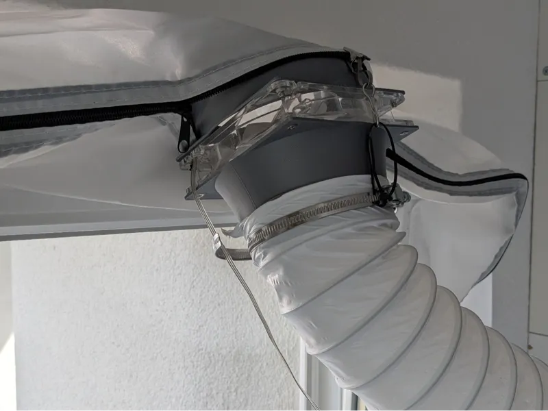 Permanent exhaust for tilt window for 120 mm fan