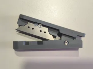 Knife for cutting the stretch ceiling
