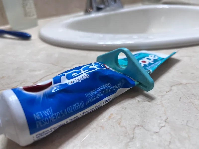 Tooth paste squeezer