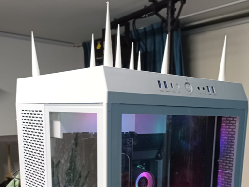 Thermaltake Tower 500 - Anti cat sleeping spikes 