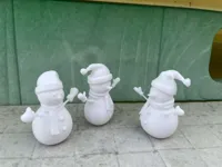 Bonhommes de neige avec gants et bonnets — photo 2