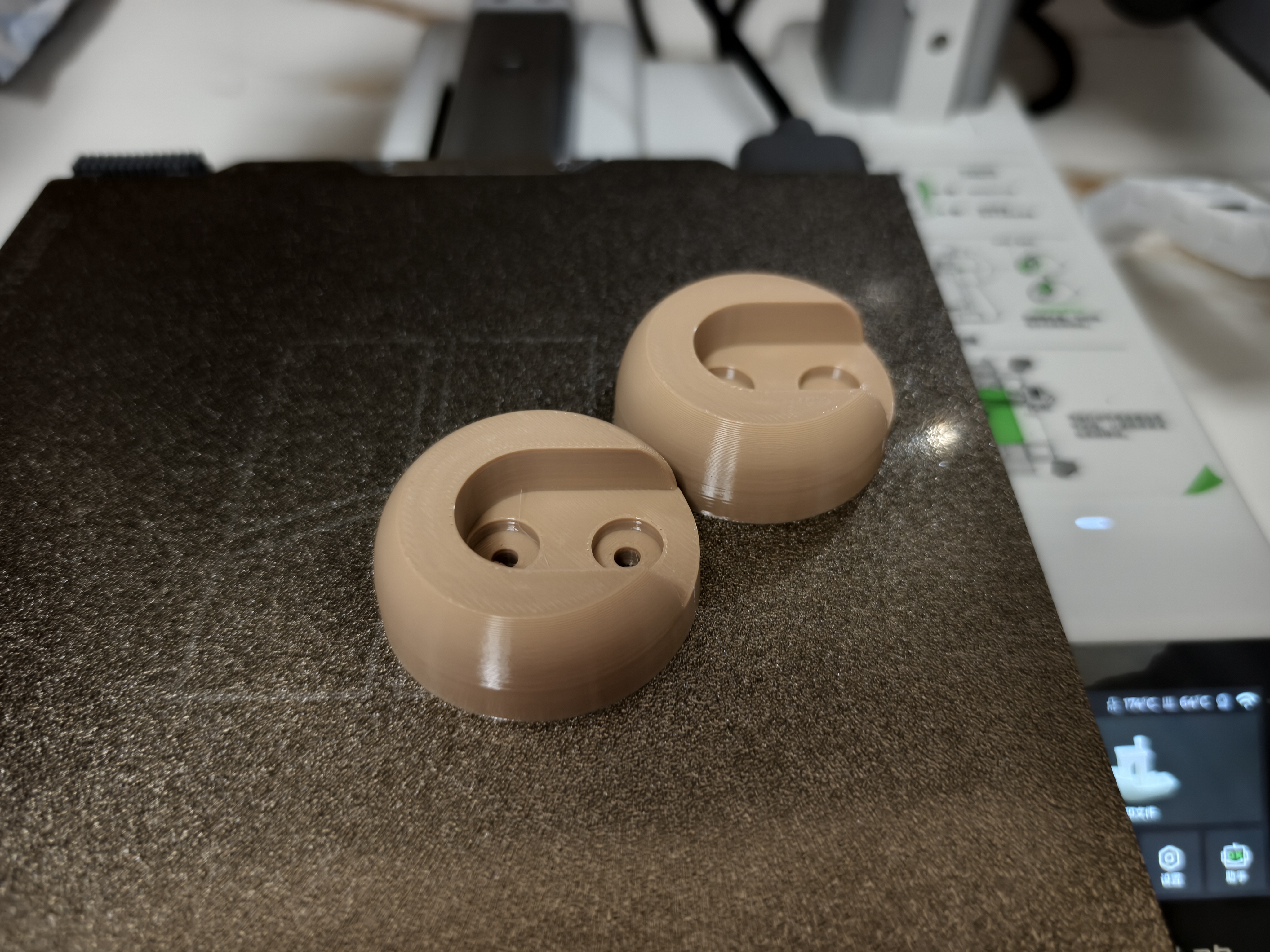 Miniatura 2 do modelo 3D 实木挂衣杆法兰座