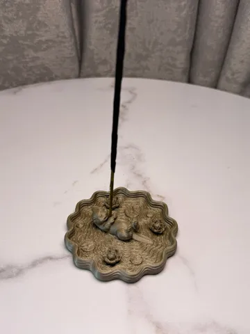 Soporte: Incense Stick Holder – Relaxing Otter Pond — vista de referencia 5