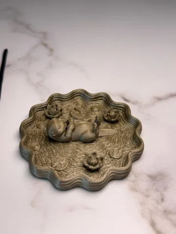 Soporte: Incense Stick Holder – Relaxing Otter Pond — vista de referencia 3