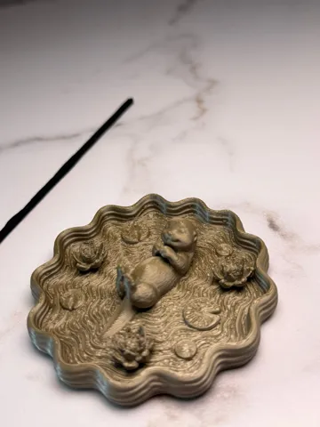 Soporte: Incense Stick Holder – Relaxing Otter Pond — vista de referencia 4