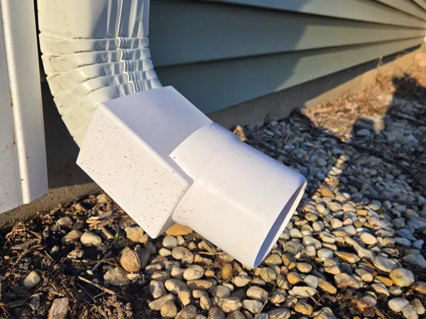 Adaptateur coude 3x4 vers drain 4 pouces pour gouttière