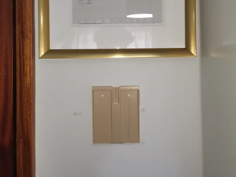 Universal Wall Mount for Picture Frames – No Drill