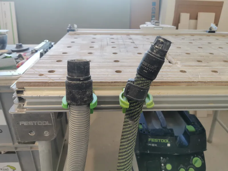 Festool hose holder for the side rail on the table