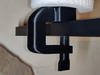 Adjustable paper towel holder
