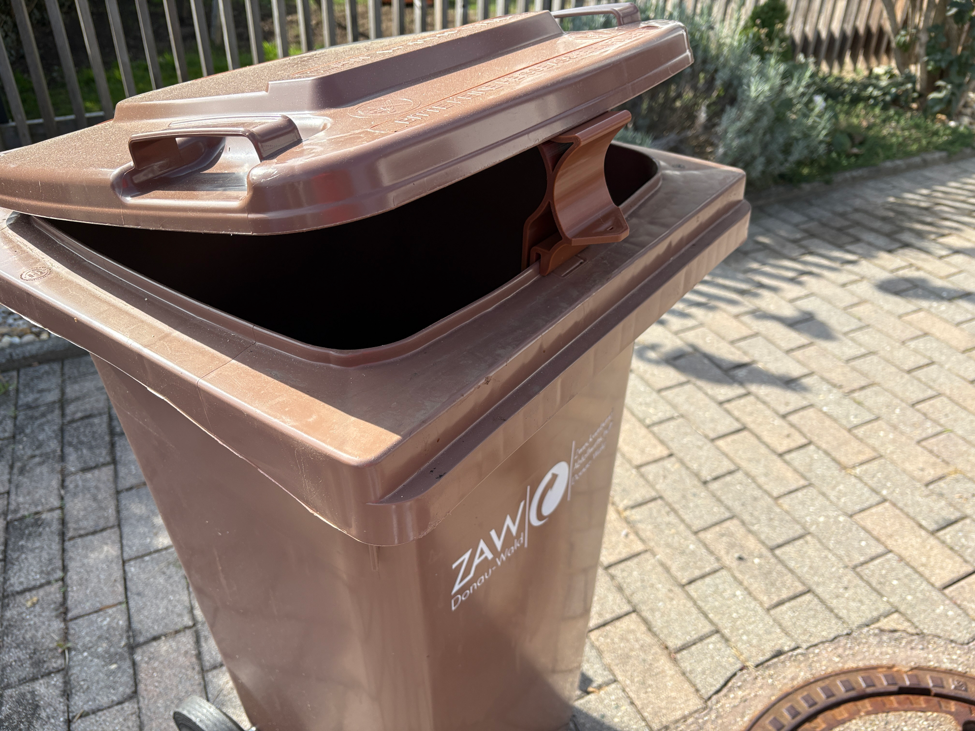 Mülltonne Trash Deckel Stütze Maden Fliegen Vogel 3D model