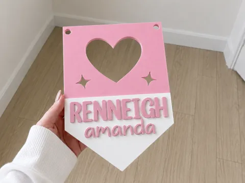 Letrero o emblema decorativo: Personalised Pennant Cut Out Heart Name Plaque — referencia de MakerWorld