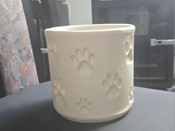 Flowerpot with paw prints