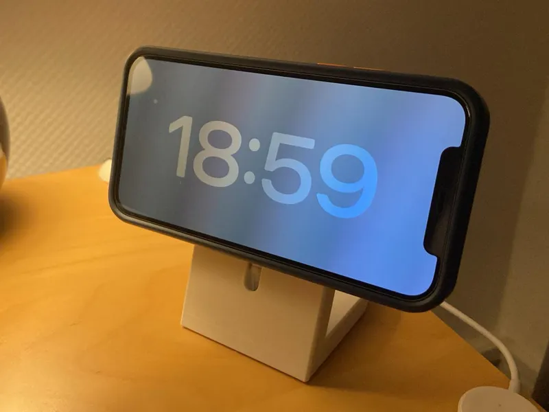 Minimalist MagSafe Stand for 58 mm Charger