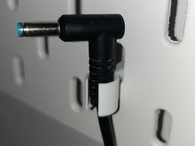 Charger plug mount for SKADIS board