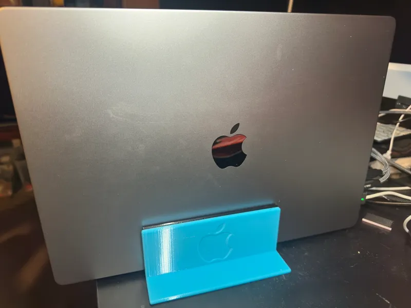 MacBook Pro Stand mit Logo